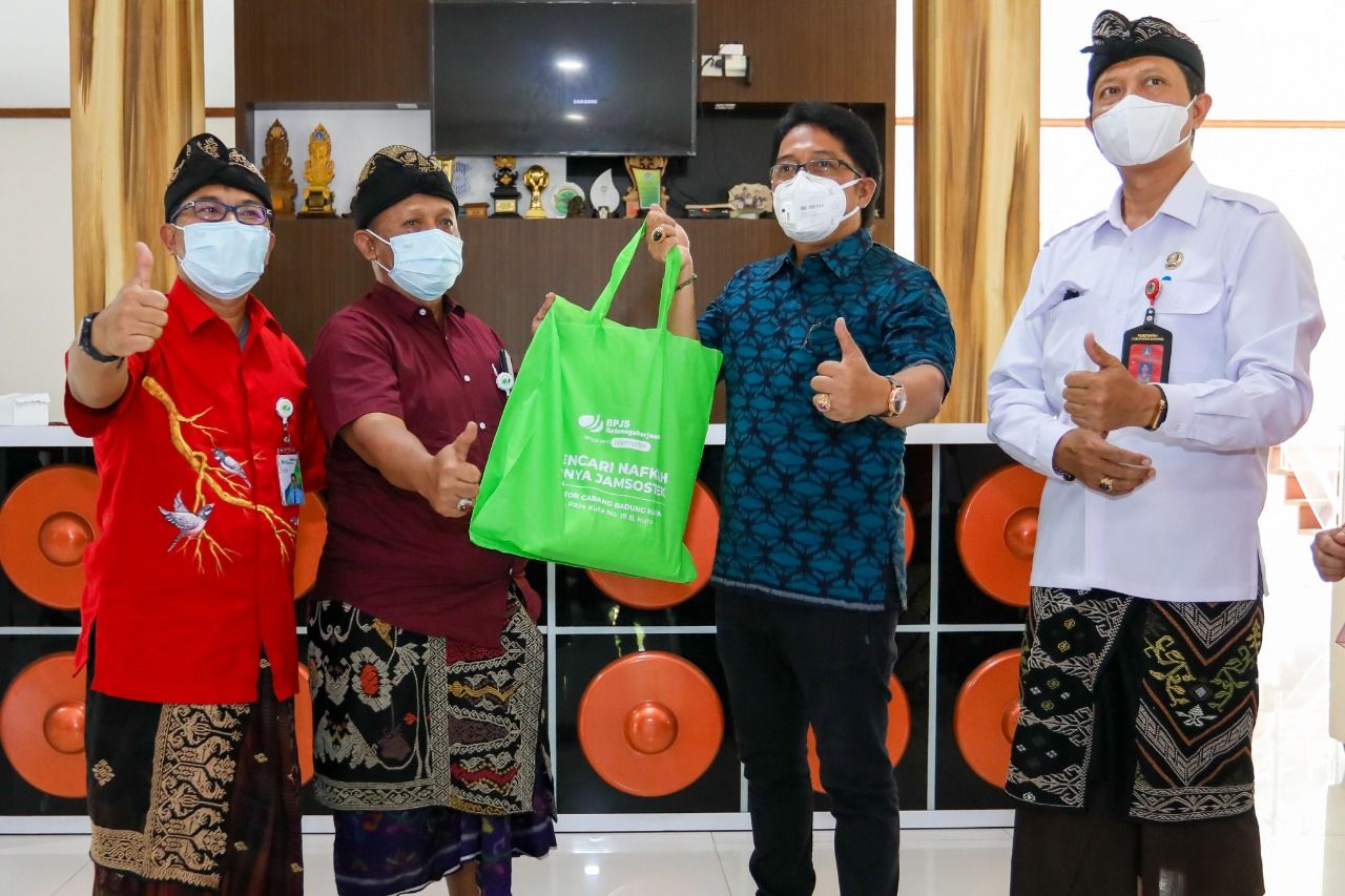 podiumnews.com-BPJS Ketenagakerjaan Serahkan Bantuan 500 Paket Beras ke Pemkab Badung